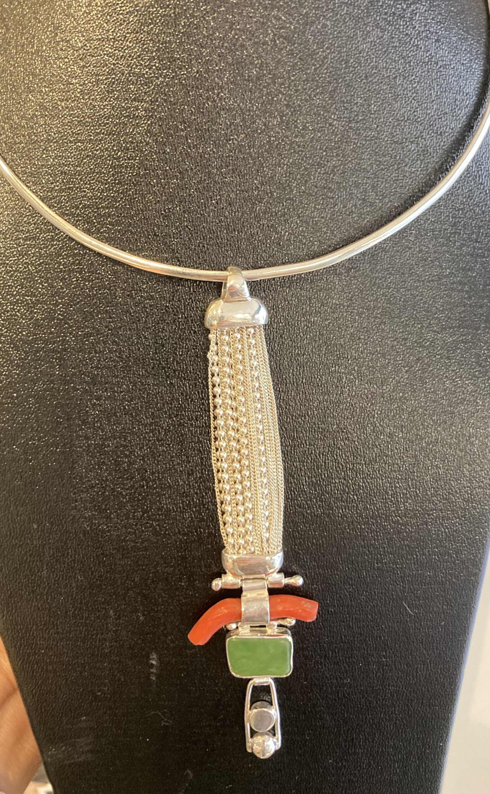 Collier Argent Corail et Jade, créé par Atelier Karina Badih à Antibes, French Riviera