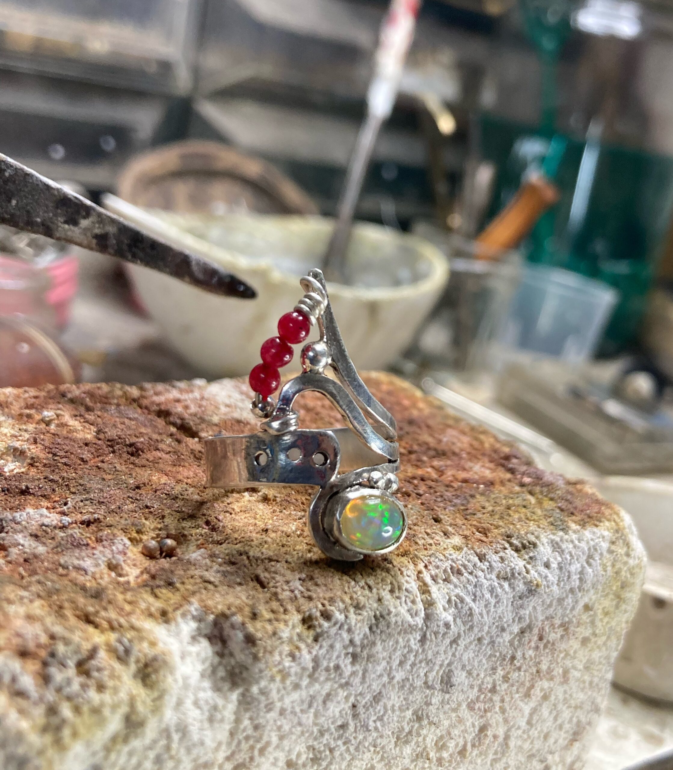 Bague Opale Rubis créée à l Atelier Karina Badih à antibes French Riviera